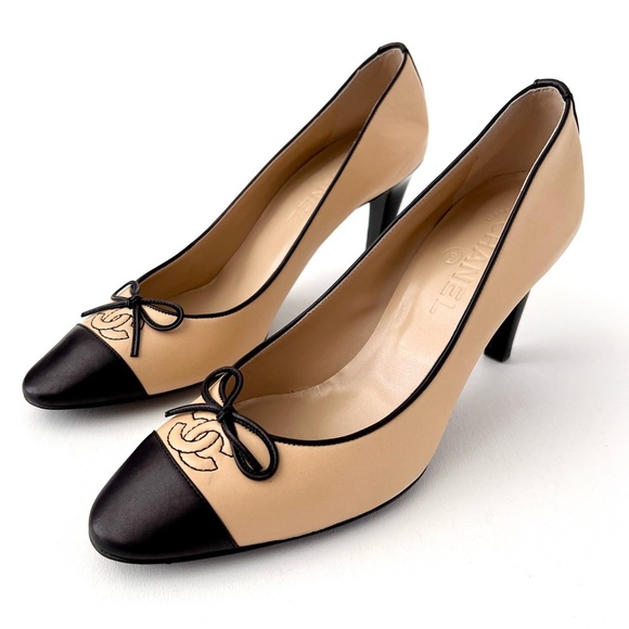 New CHANEL | Beige and Black Cap Toe Pumps Interlocking CC Logo with Bow EU 38.5 - Picture 2 of 16